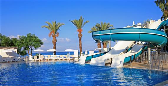 Labranda Alantur Resort er et flot 4-stjernet hotel, som ligger i udkanten af Alanya, direkte ved hotellets private strandafs...