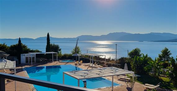 Thalassa Hotel er beliggende direkte ud til kysten med høj beliggenhed og enestående udsigt over det smukke hav....