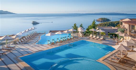 Hotellet er perfekt beliggende på toppen af en bakke og har en imponerende havudsigt til det skønne hav og de mange smukke ...