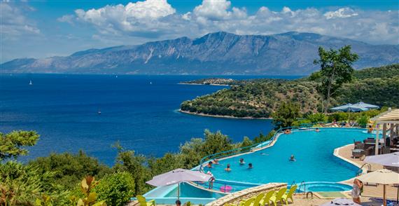Esperides Resort er et flot hotel med en imponerende udsigt over det ioniske hav. Hotellet har en skøn solterrasse med pool ...